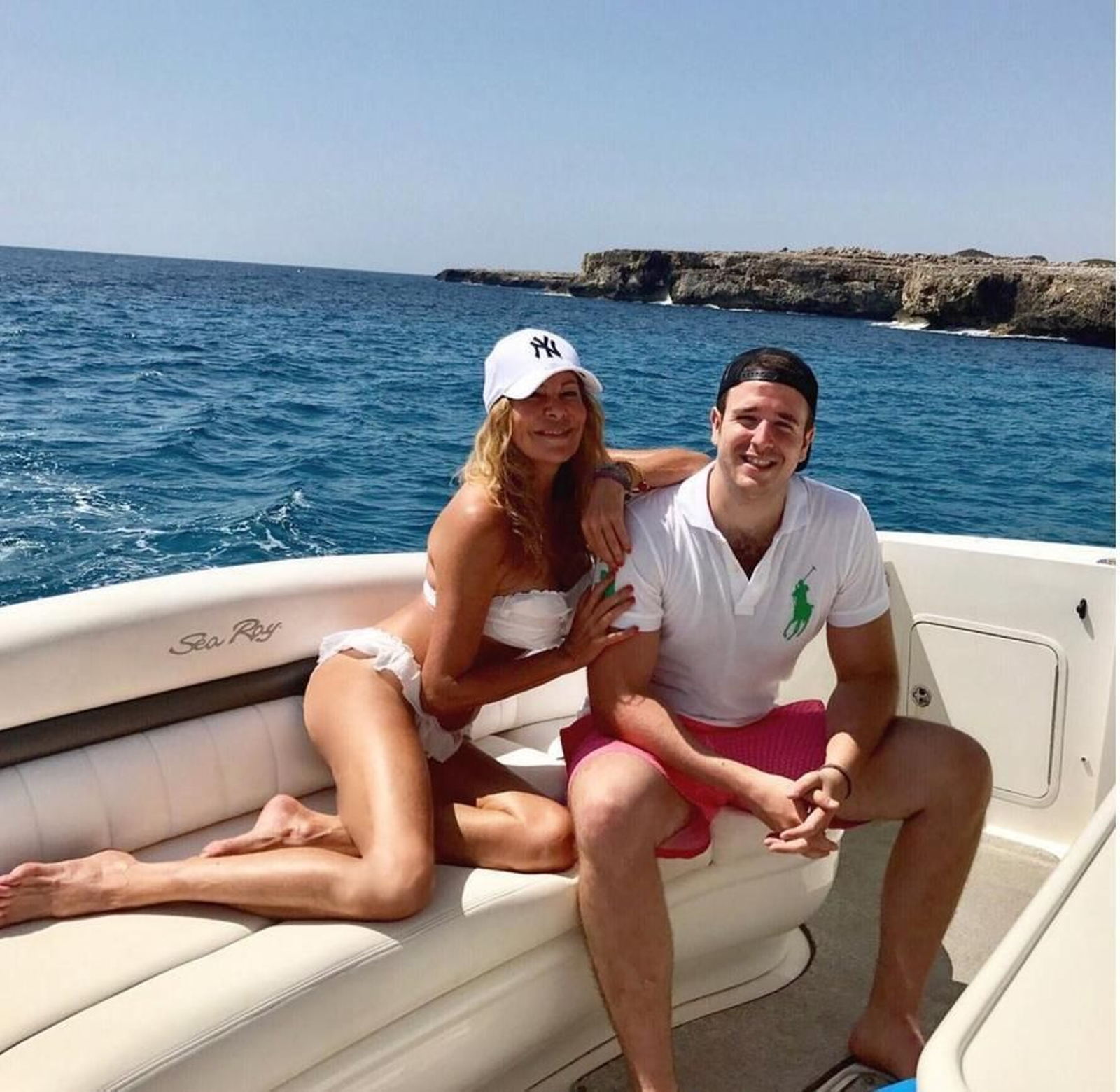 Con su madre, en un yate.