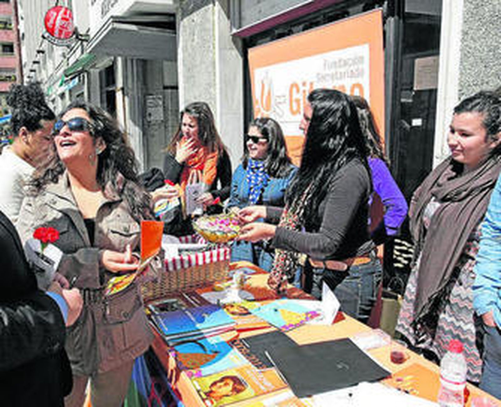 Miembros de la fundación informan a los ciudadanos, ayer.