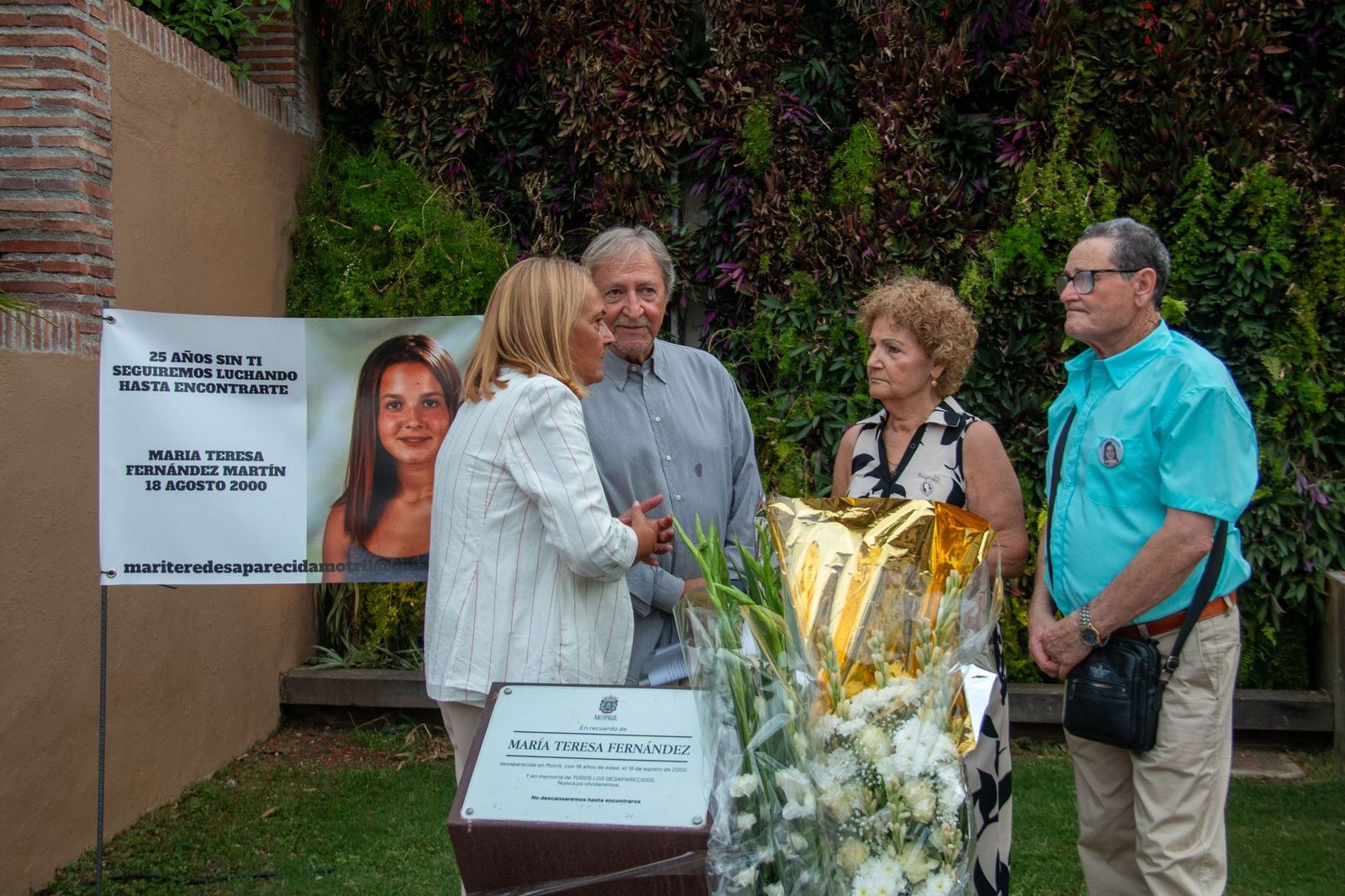 Luis García Chamorro y Paco Lobatón, junto a los padres de María Teresa