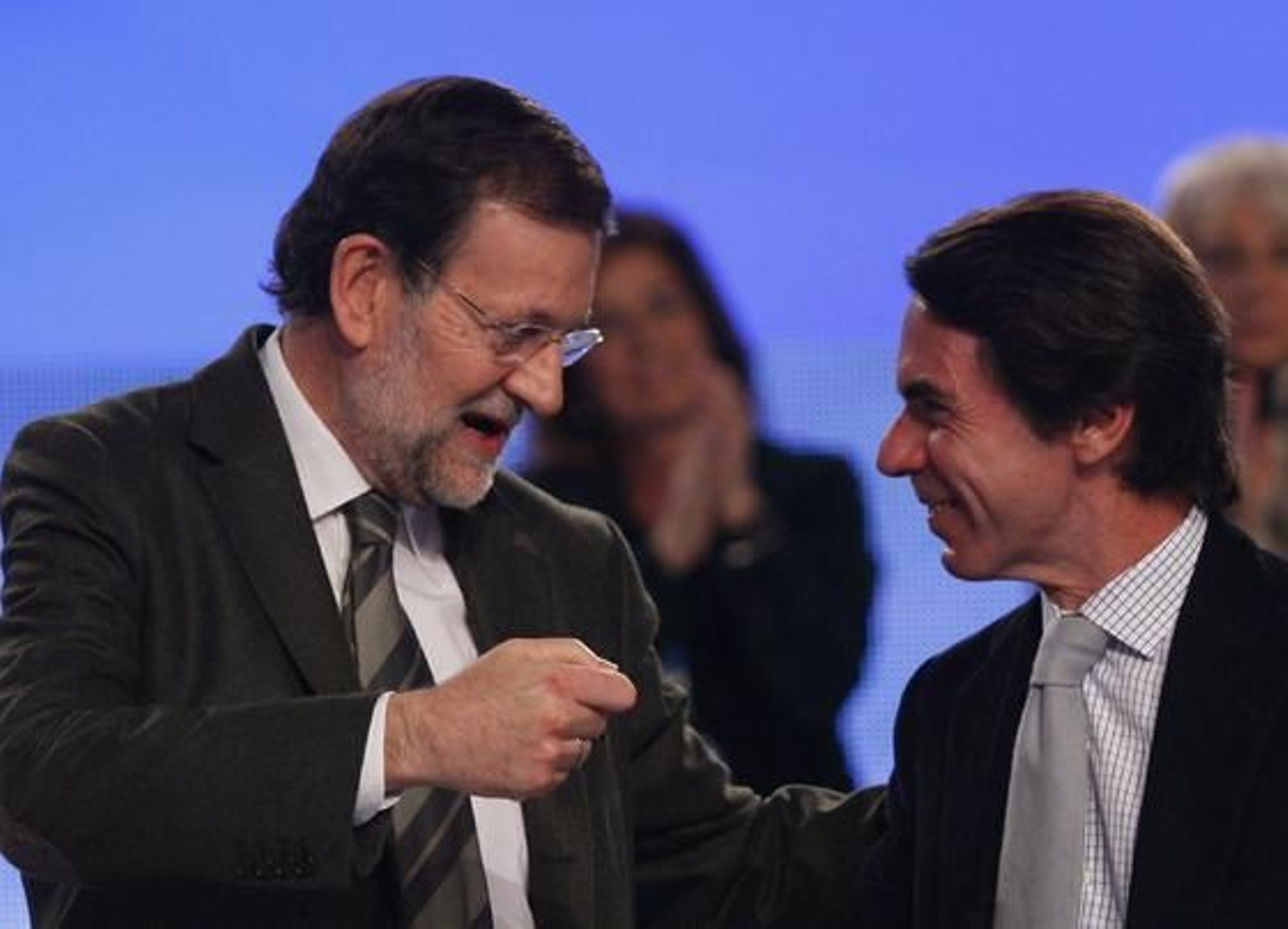 Rajoy y Aznar se abrazan. 

Foto: Antonio Pizarro