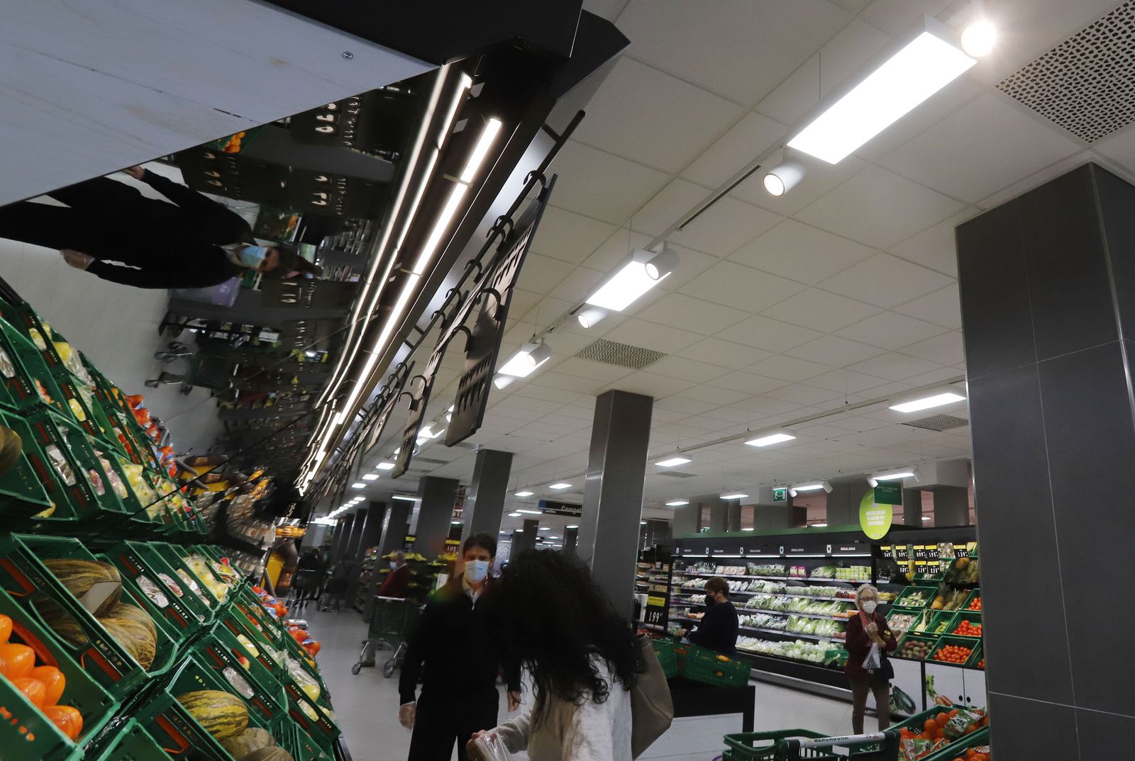 Imágenes de las mejoras del Mercadona de La Palma del Condado para el ahorro energético