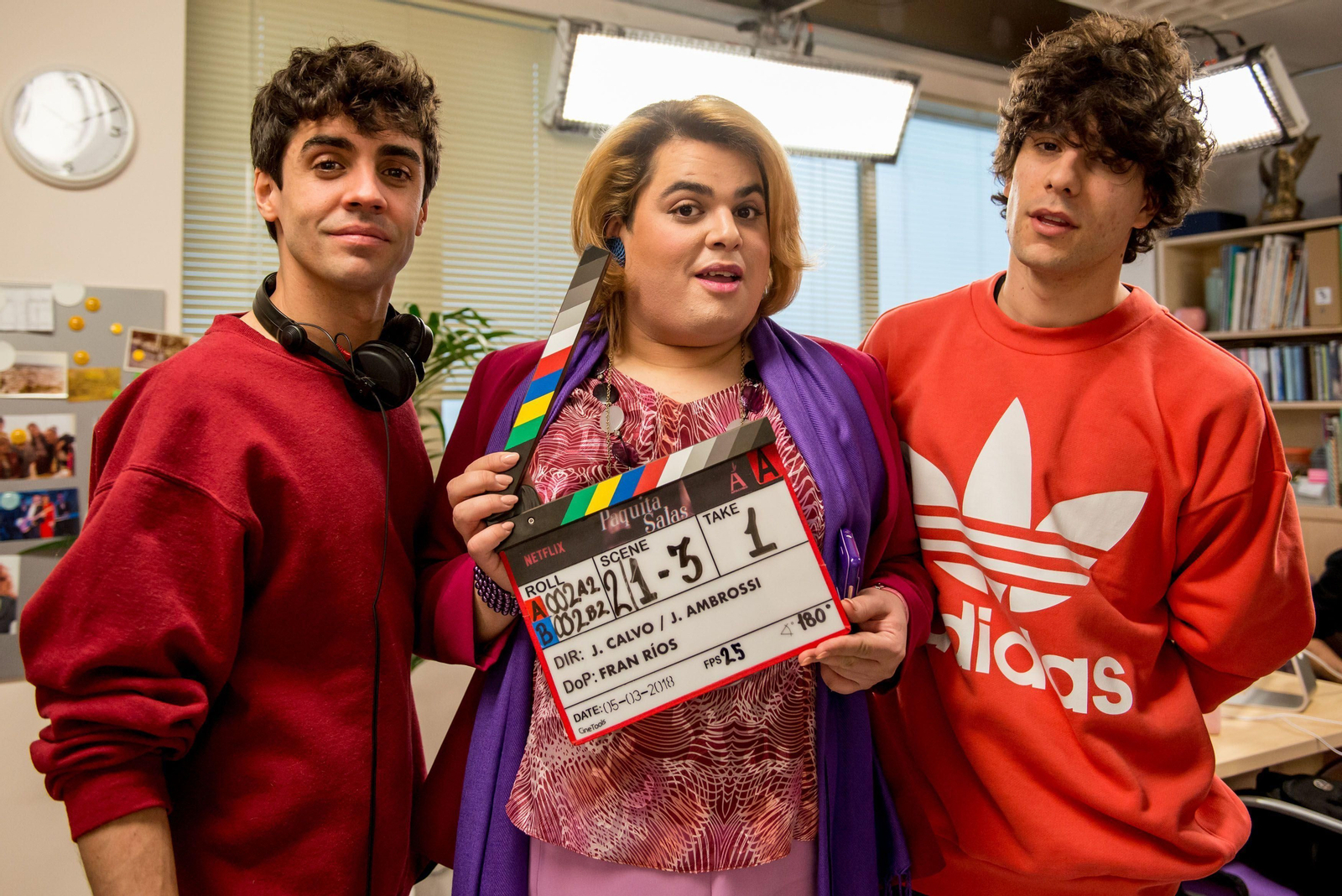 El actor Brays Efe, que da vida a Paquita Salas, entre los cineastas Javier Ambrossi y Javier Calvo, directores de la serie de humor.
