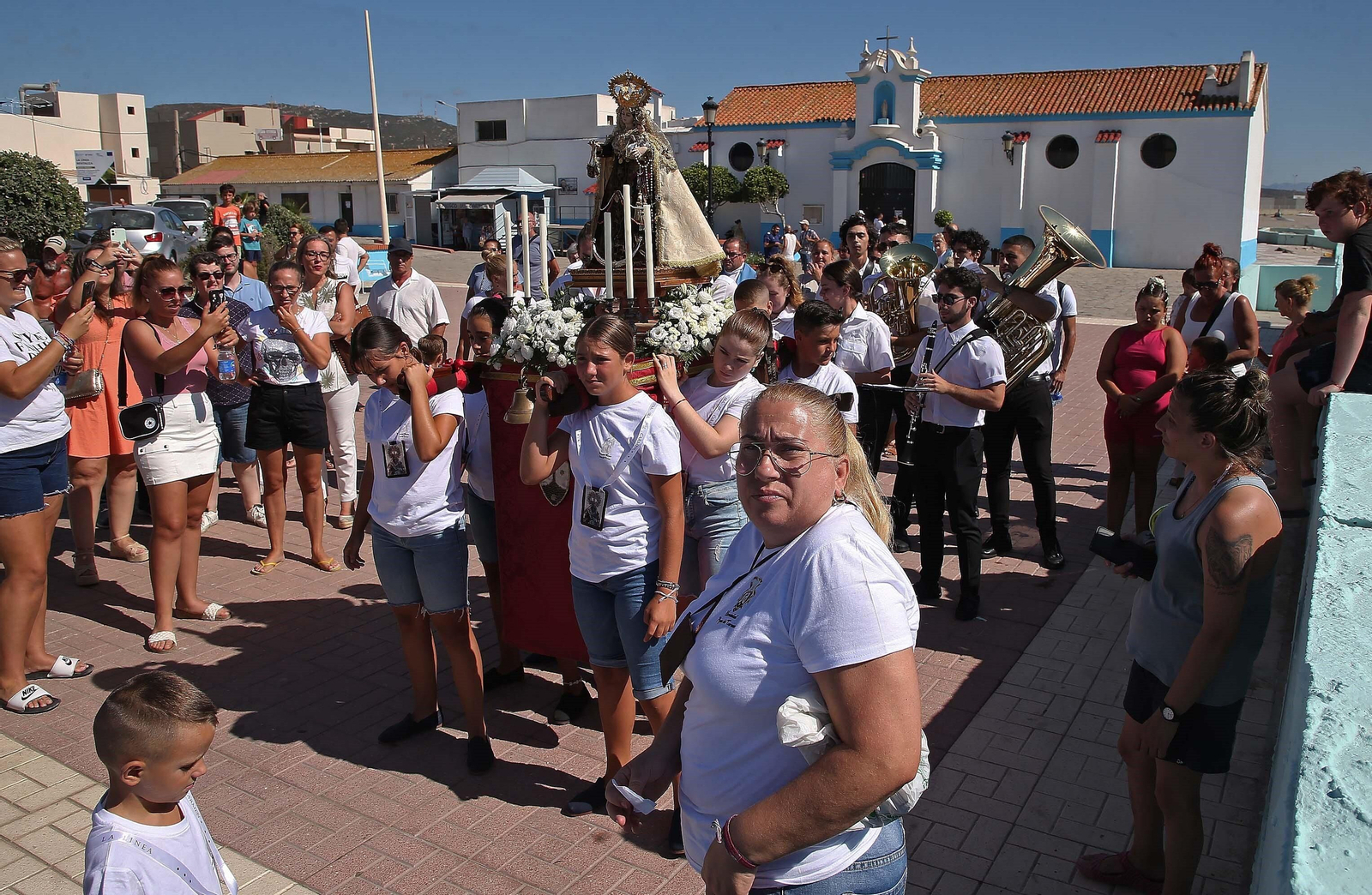 Salida de la procesión infantil de la Virgen del Carmen en La Línea.