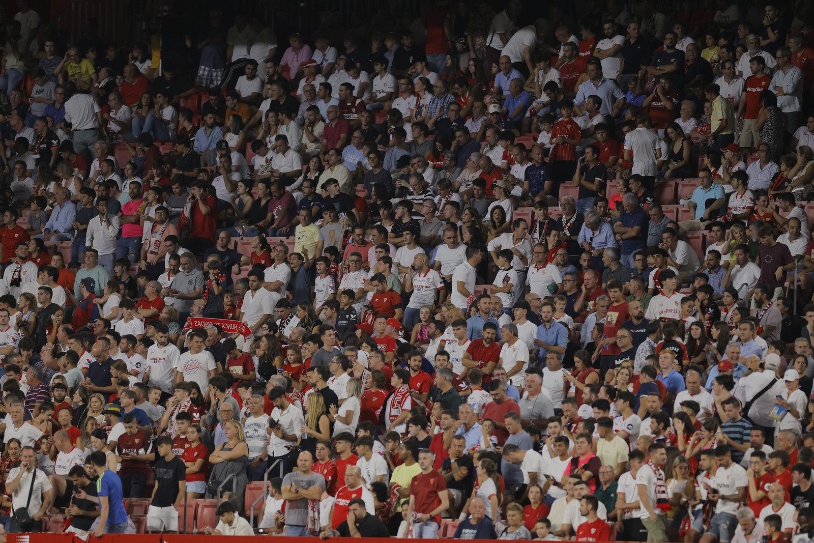 Búscate en las fotos del Sevilla-Rayo