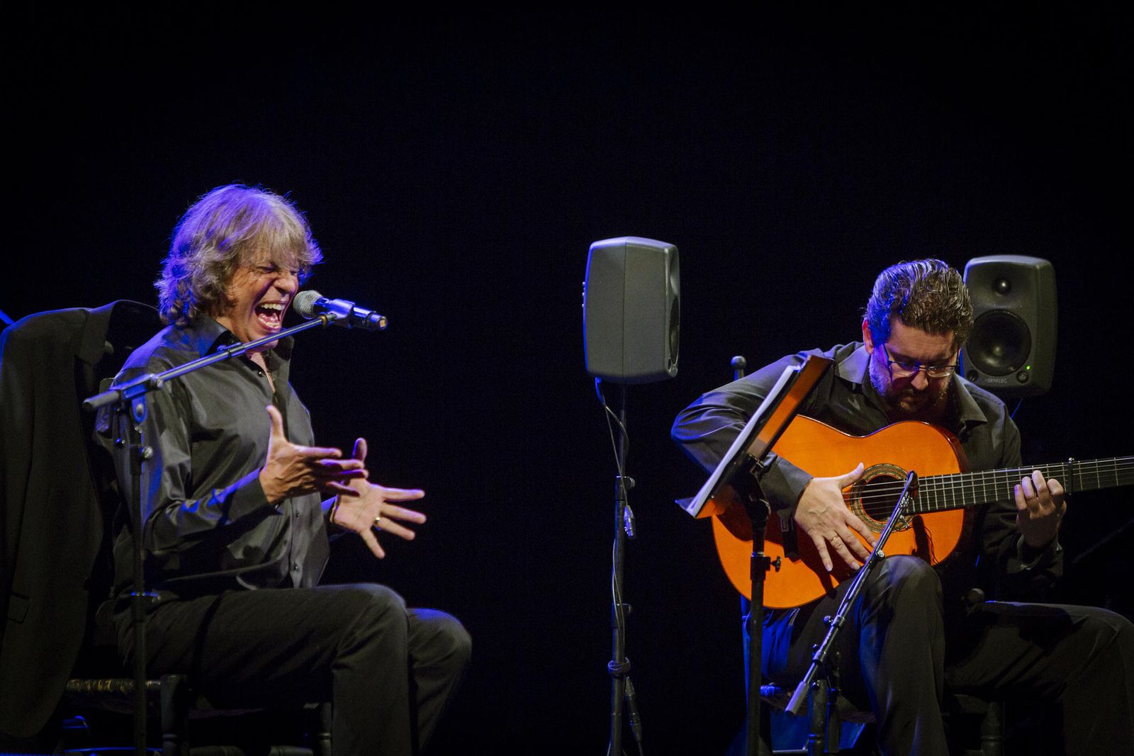 El intérprete José Mercé junto al guitarrista Antonio Higuero, en el Gran Teatro Falla.