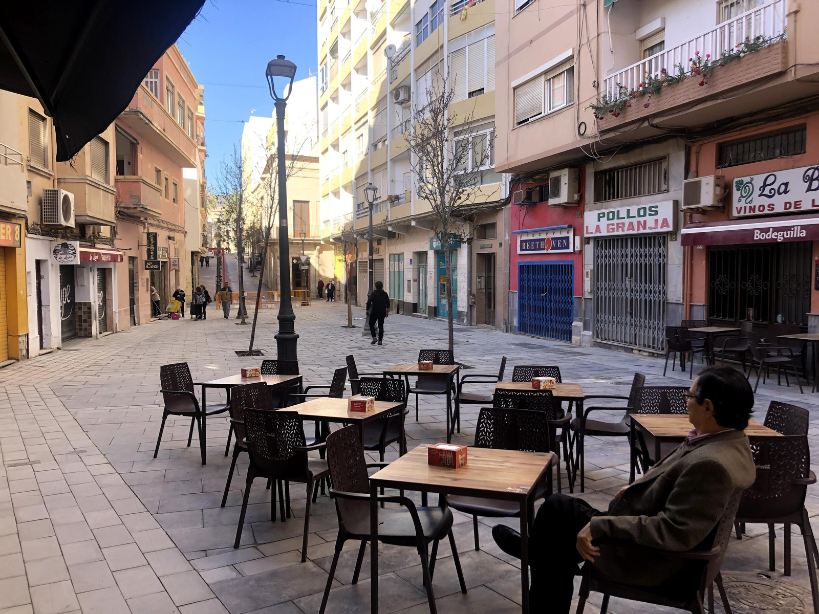Una de las terrazas de la calle Trajano.