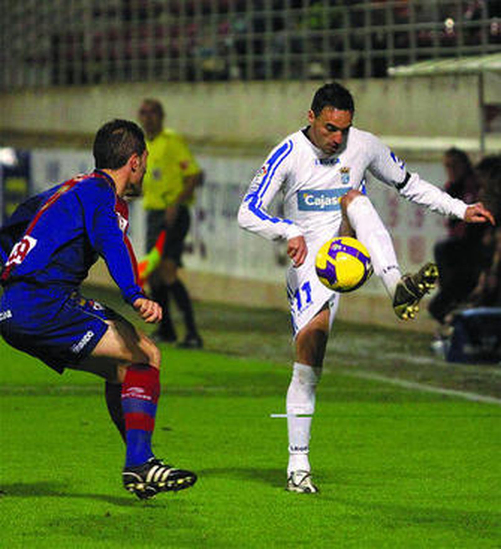Momo, autor del gol del empate, controla el esférico ante un rival.