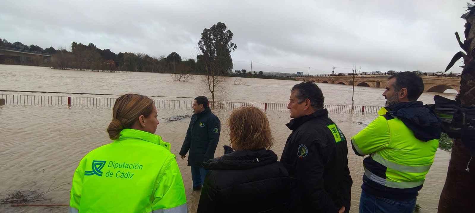 Juanma Moreno, metido en la zona inundada cerca de la Venta Cartuja.