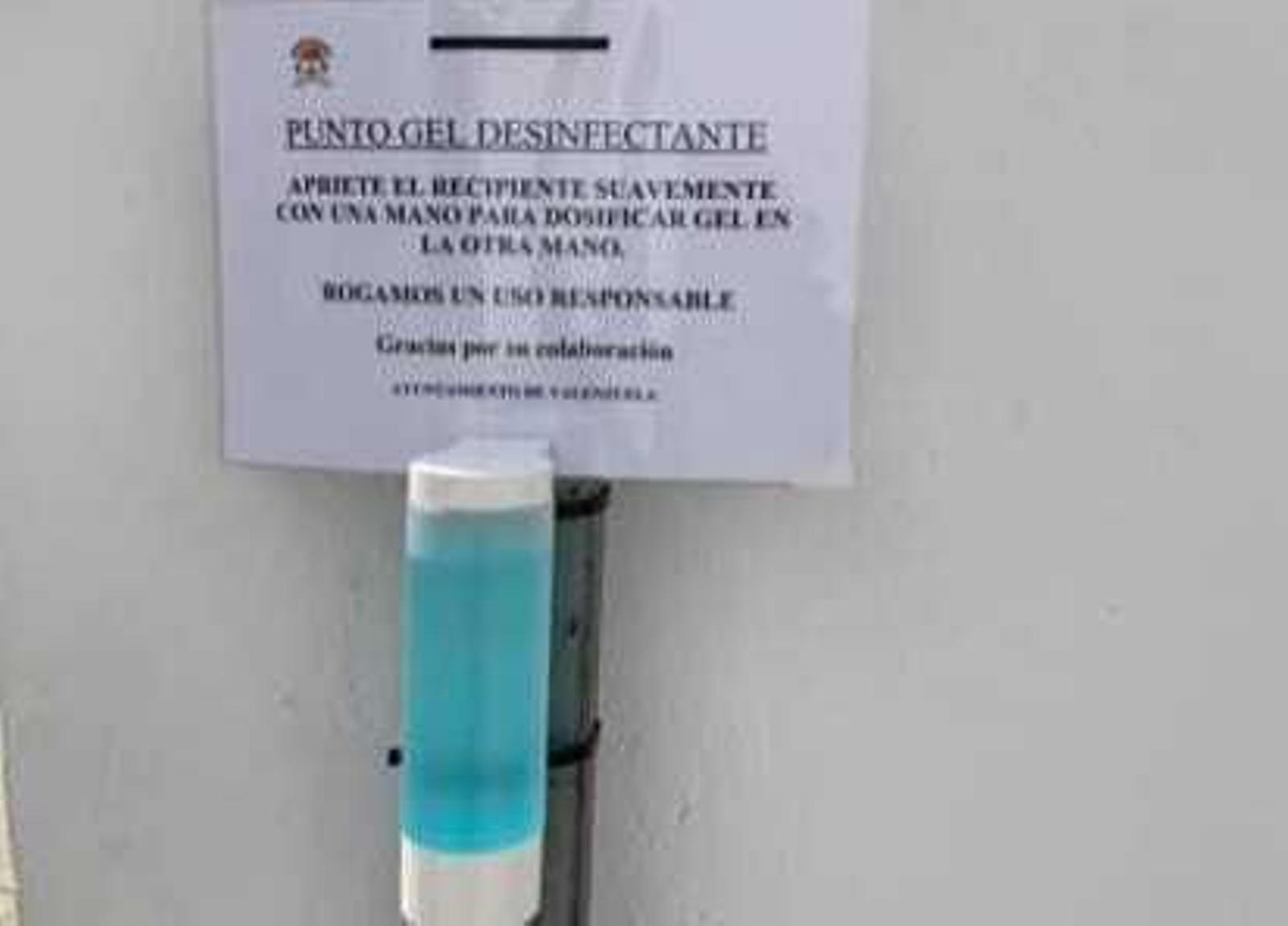 Punto de gel desinfectante en una calle de Valenzuela.