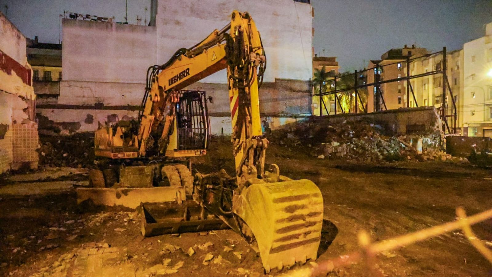 Excavadora en el interior del solar.