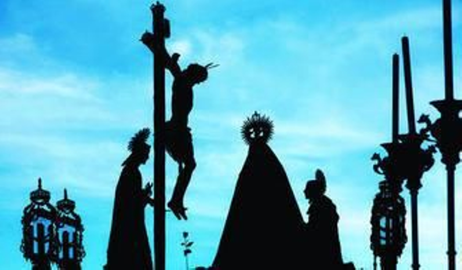 La silueta del conjunto escultórico del paso de misterio de Piedad contrasta con el cielo del Campo del Sur a su salida de la Catedral.