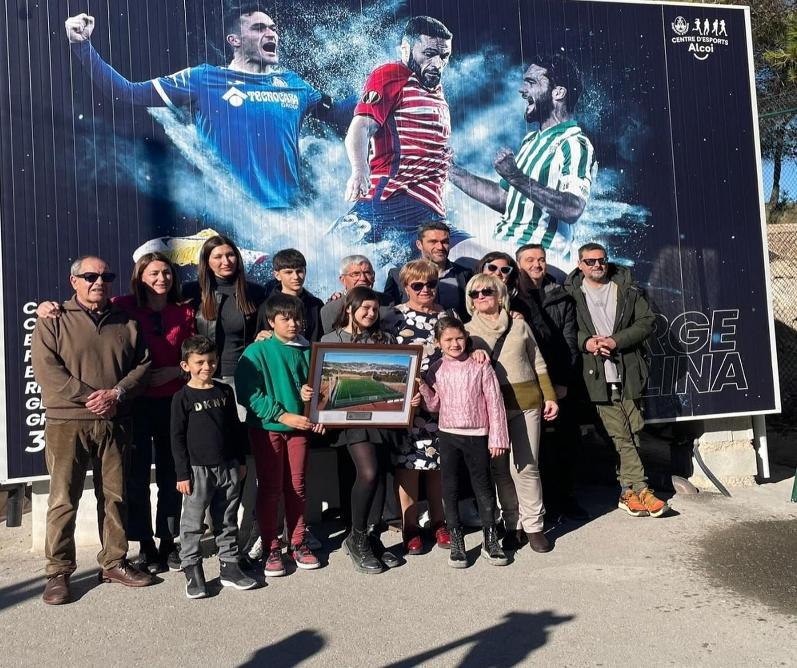 Jorge Molina junto a su familia en el campo que llevará su nombre.