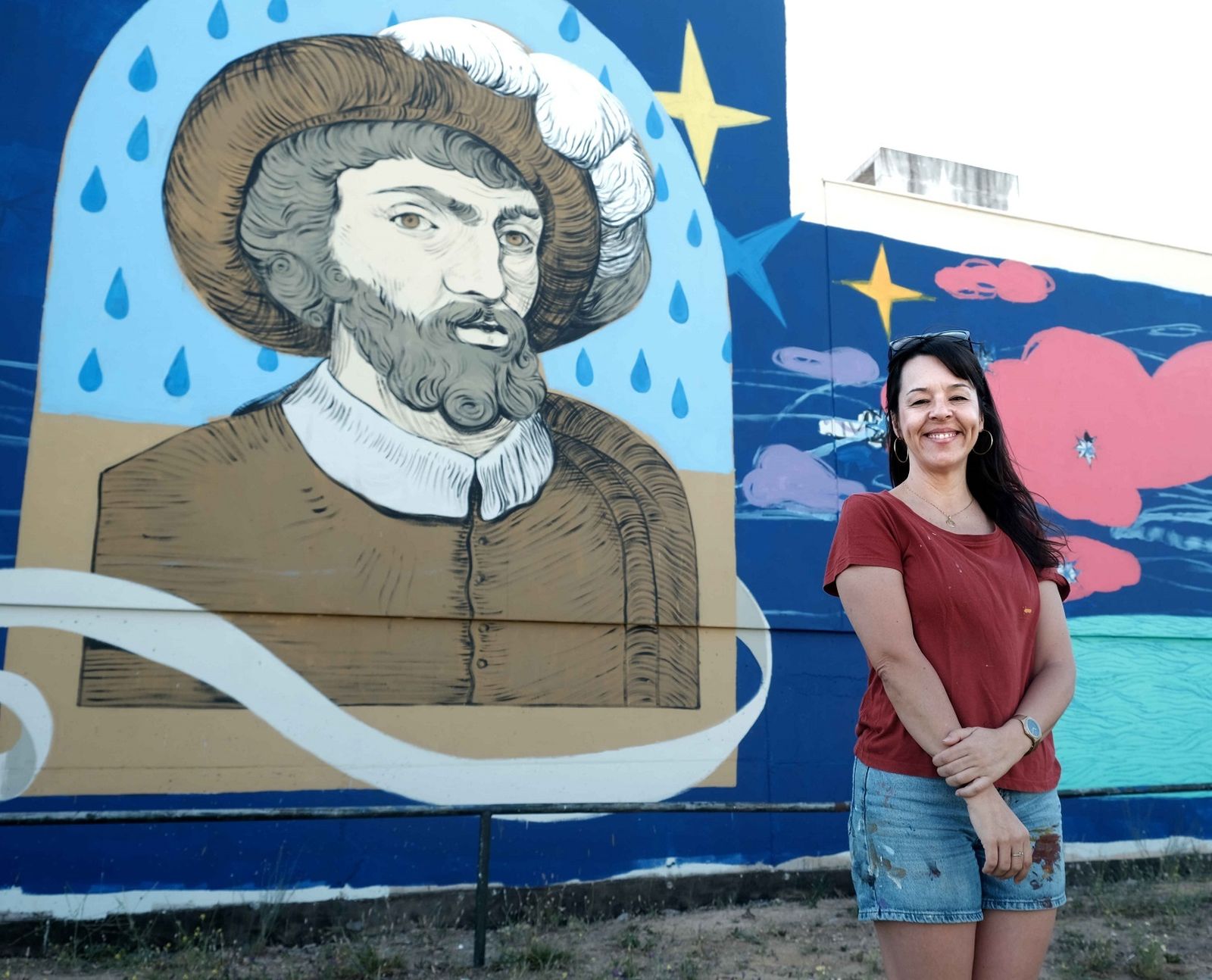 La artista Ana Langeheldt junto al mural en la barrida Elcano.