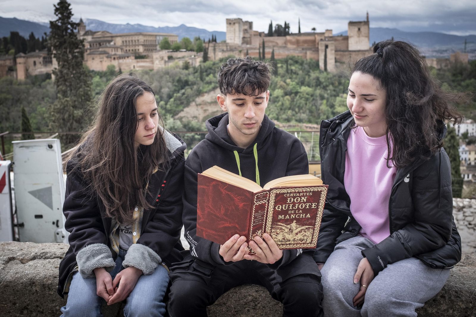 Alumnos del IES Albayzín, en San Nicolás, donde se leyeron fragmentos del Quijote.