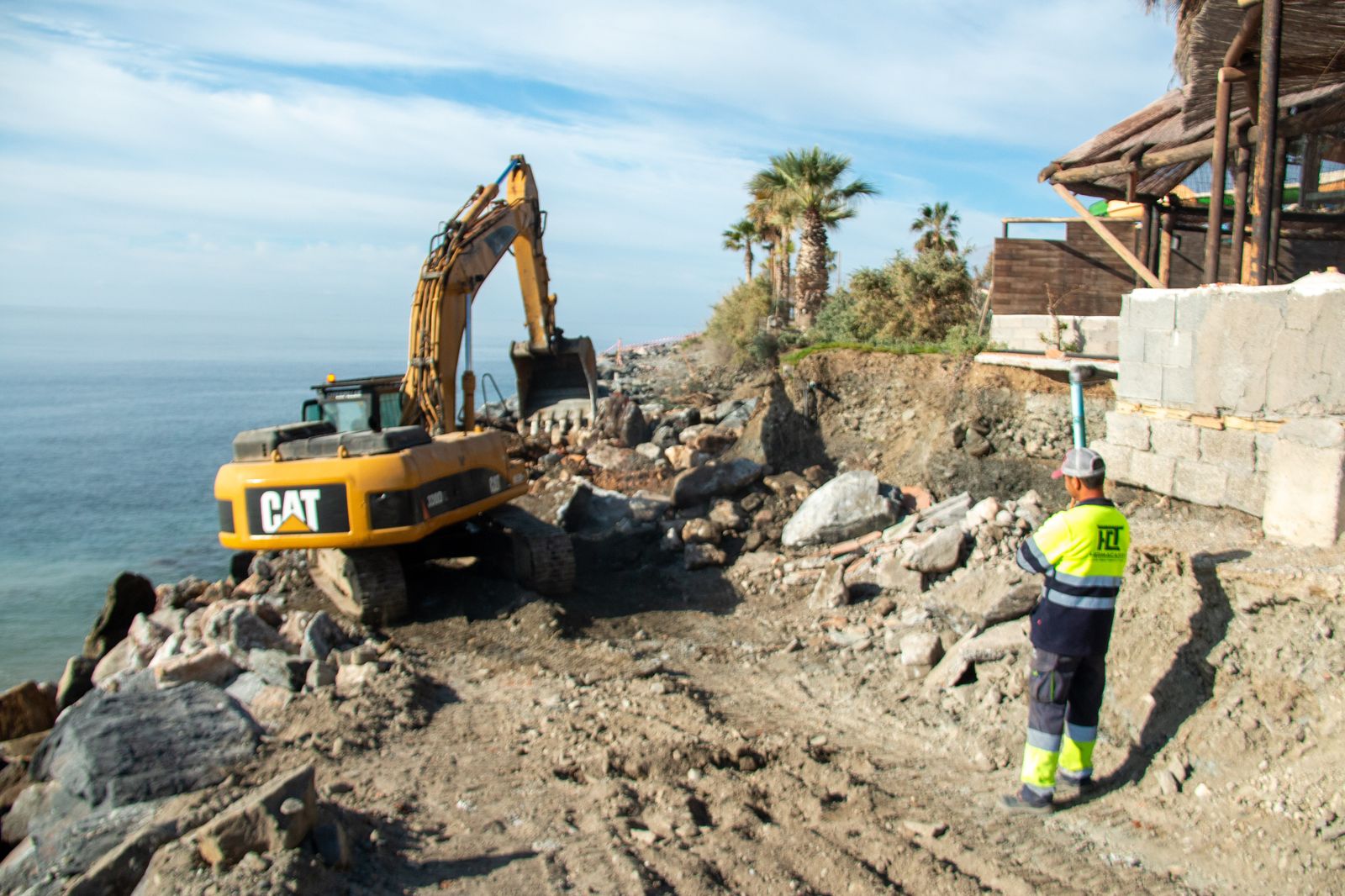 Almuñécar inicia los arreglos de la escollera de Velilla tras una década de reivindicaciones al Gobierno de España