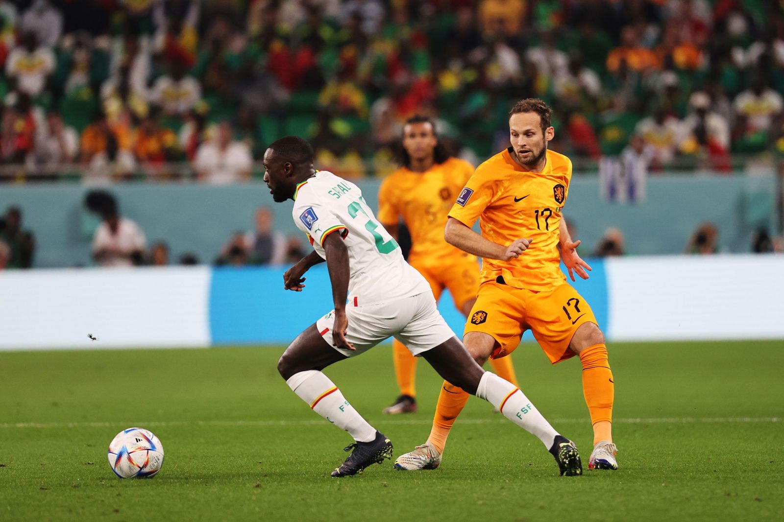 Sabaly trata de marcharse de Daley Blind.