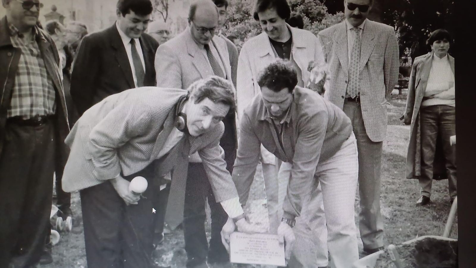 Iñaki Gabilondo planta el roble el 27 de enero de 1995