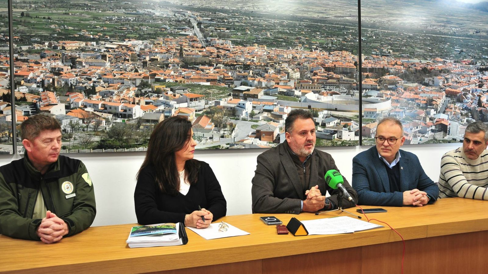 El delegado territorial de Sostenibilidad y Medio Ambiente de la Junta de Andalucía en Granada, Manuel Francisco García, junto a los miebros del equipo de Gobierno municipal