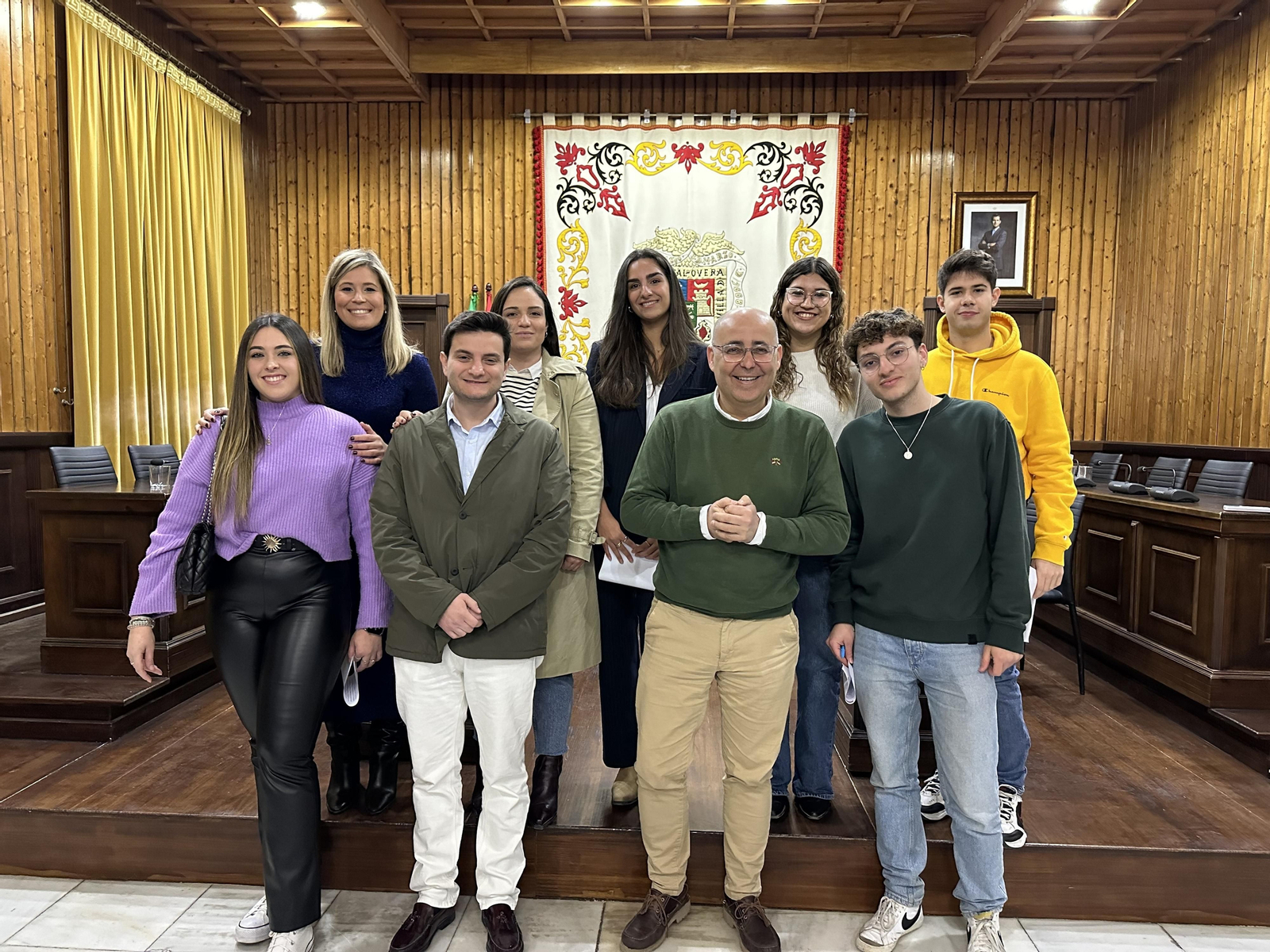 El alcalde Domingo Fernández y el edil Adrián Ramos, junto a los estudiantes Erasmus.