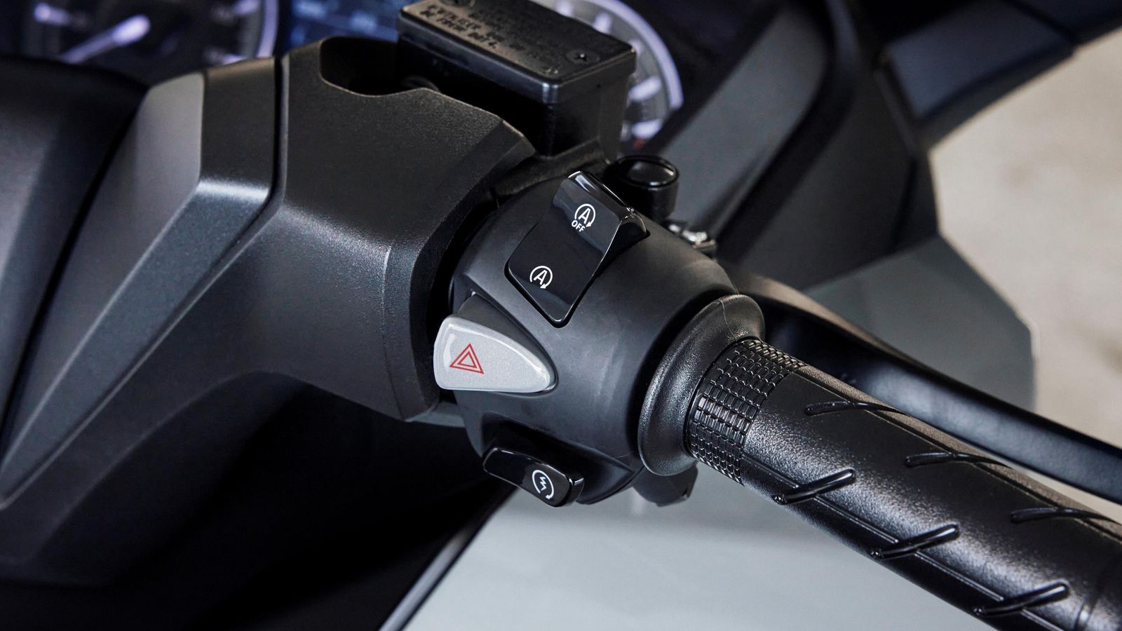 La Smart Key hace innecesario el uso de la llave para desbloquear y arrancar estos scooter.