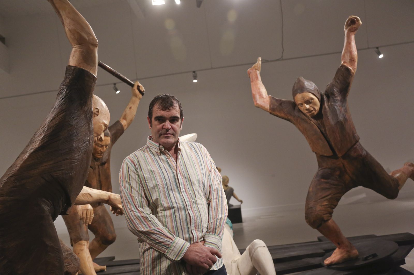 Francisco Leiro junto a la pieza 'Don Quijote apaleado por unos arrieros'.