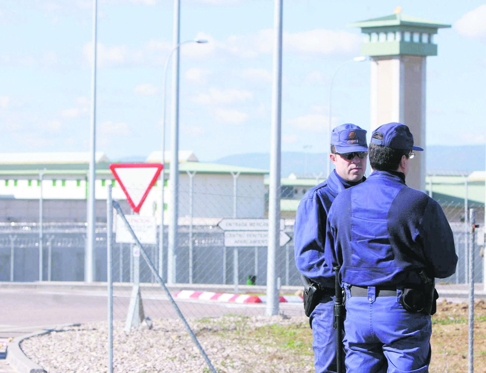 Dos agentes, a las puertas de la cárcel de Alcolea de Córdoba.