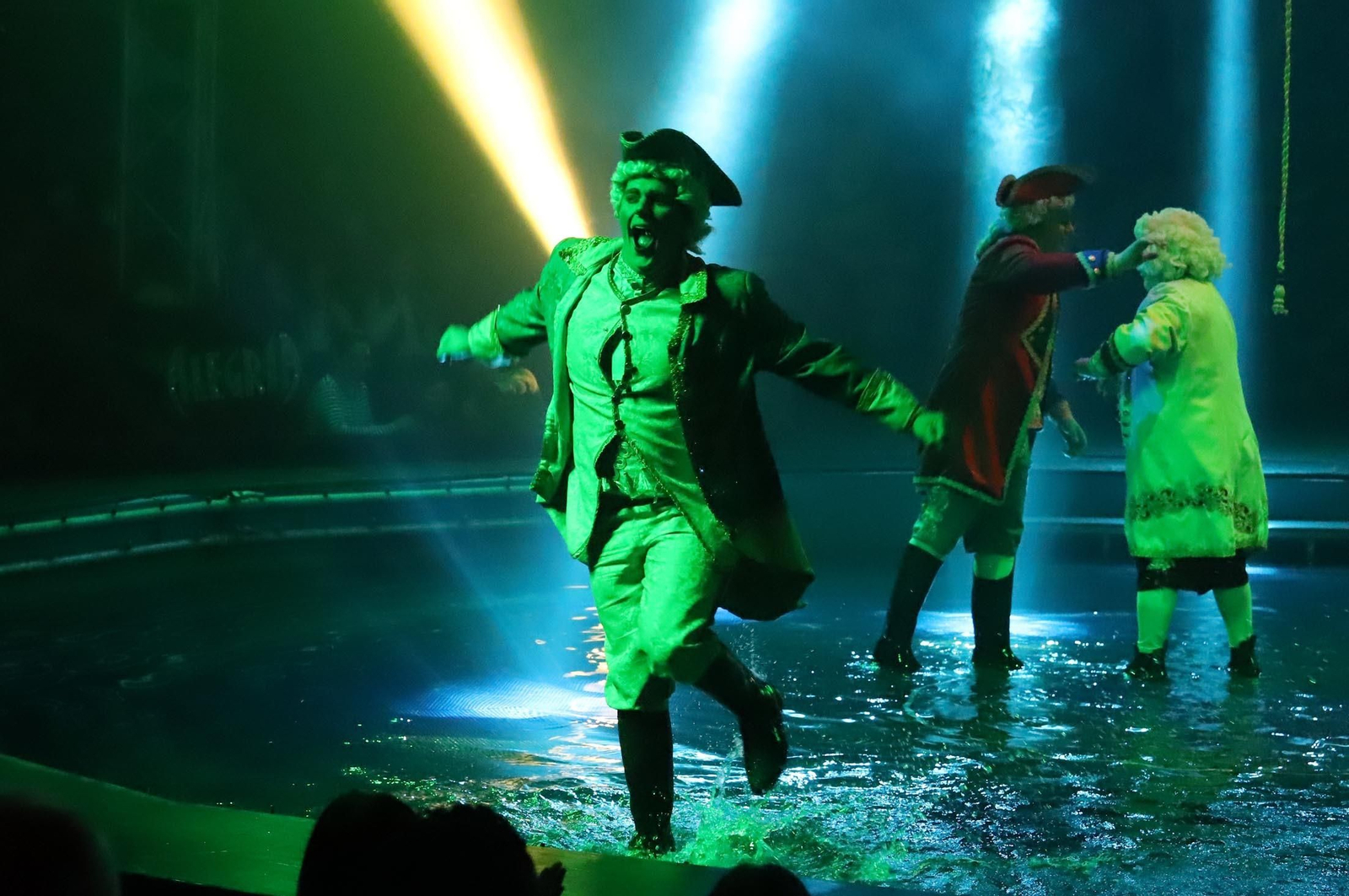 El Circo Alegría muestra su espectáculo sobre el agua, en imágenes