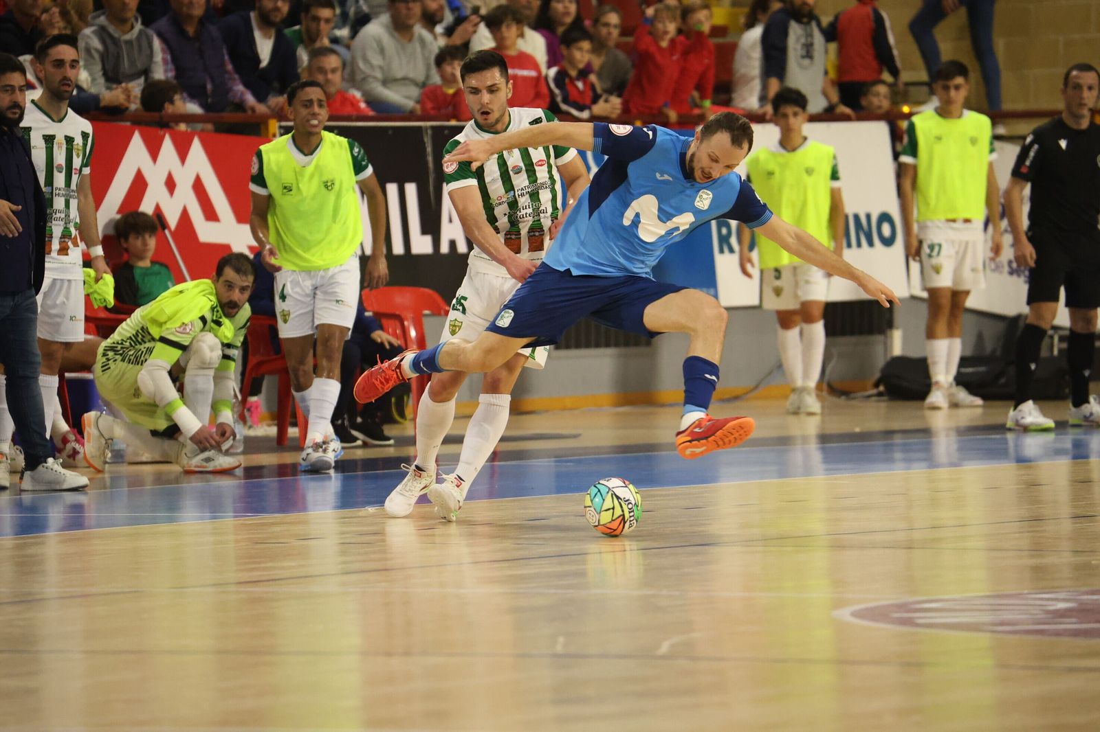 Antoniazzi pelea un balón con Drahovsky.