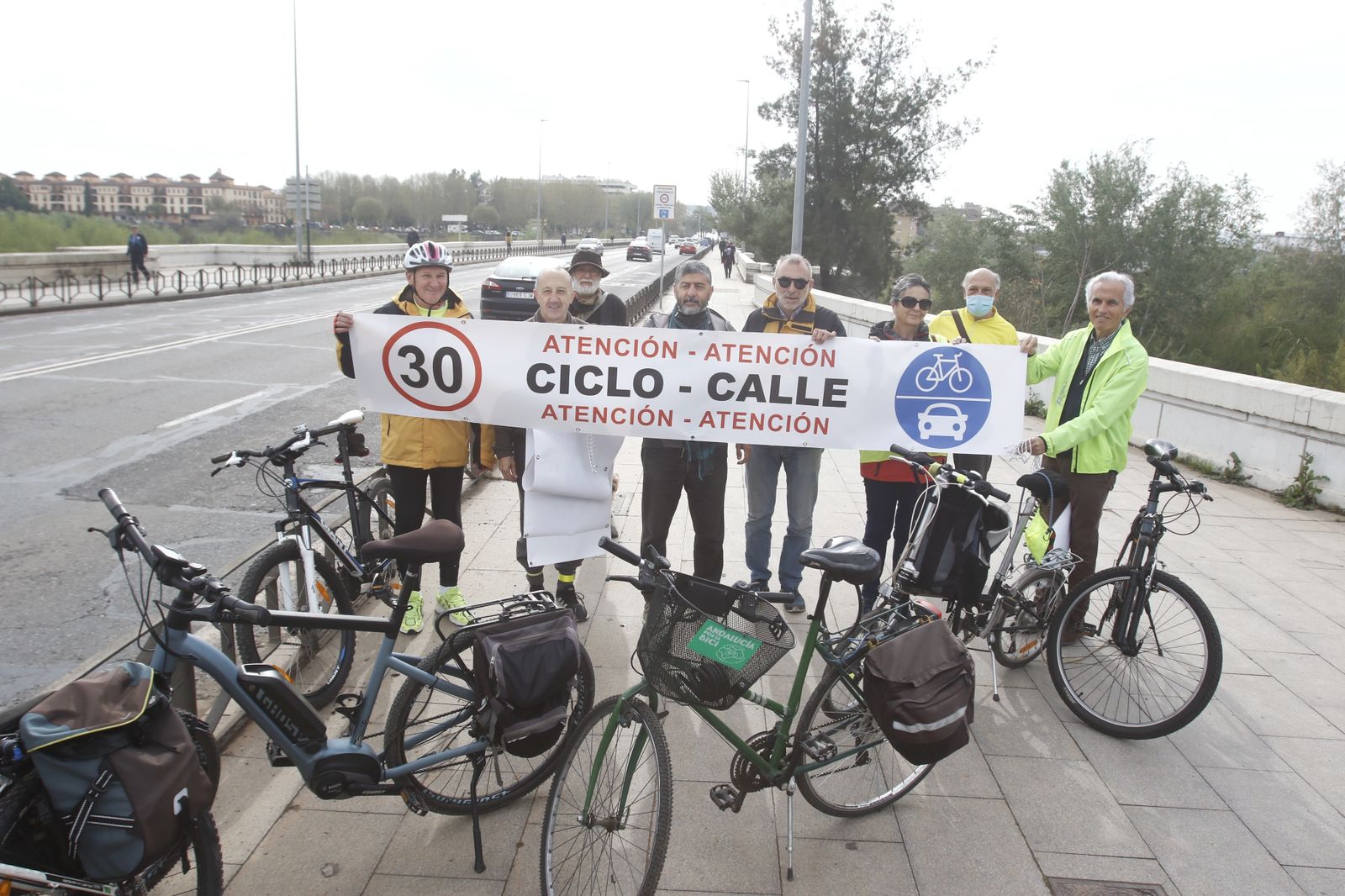Ciclistas de Plataforma Carril Bici Córdoba colocan los carteles para señalizar la ciclo-calle del Puente San Rafael.