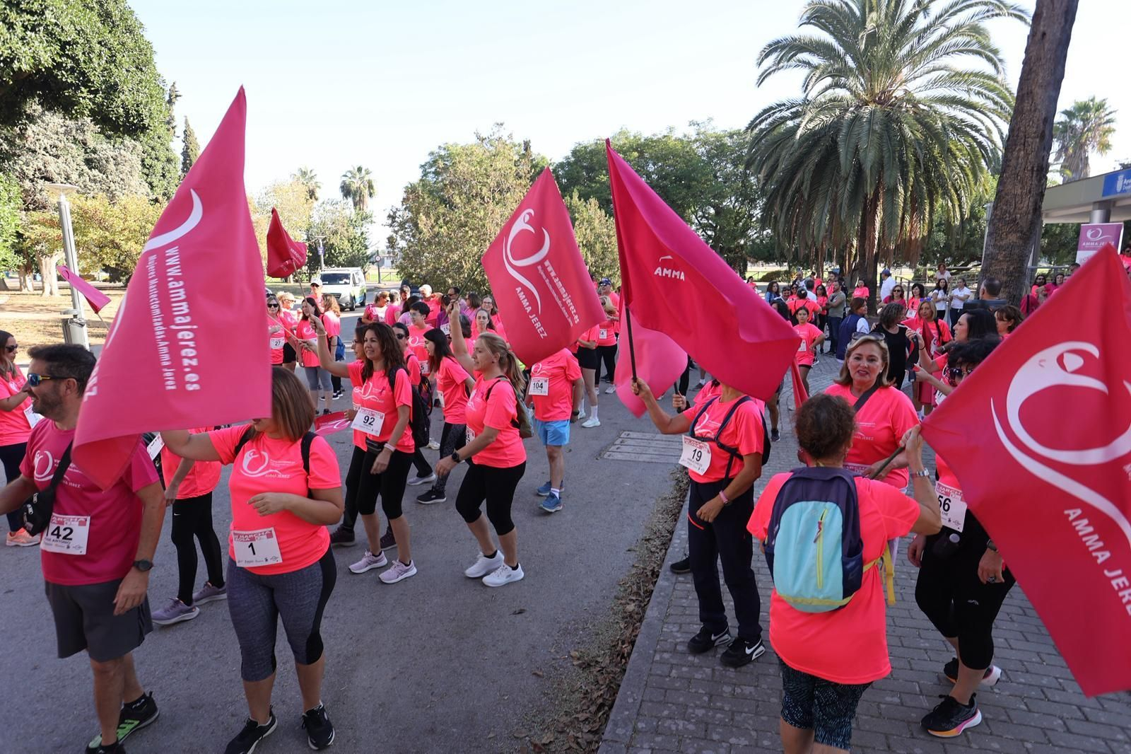 La Marcha Rosa contra el cáncer de mama recorre las calles de Jerez