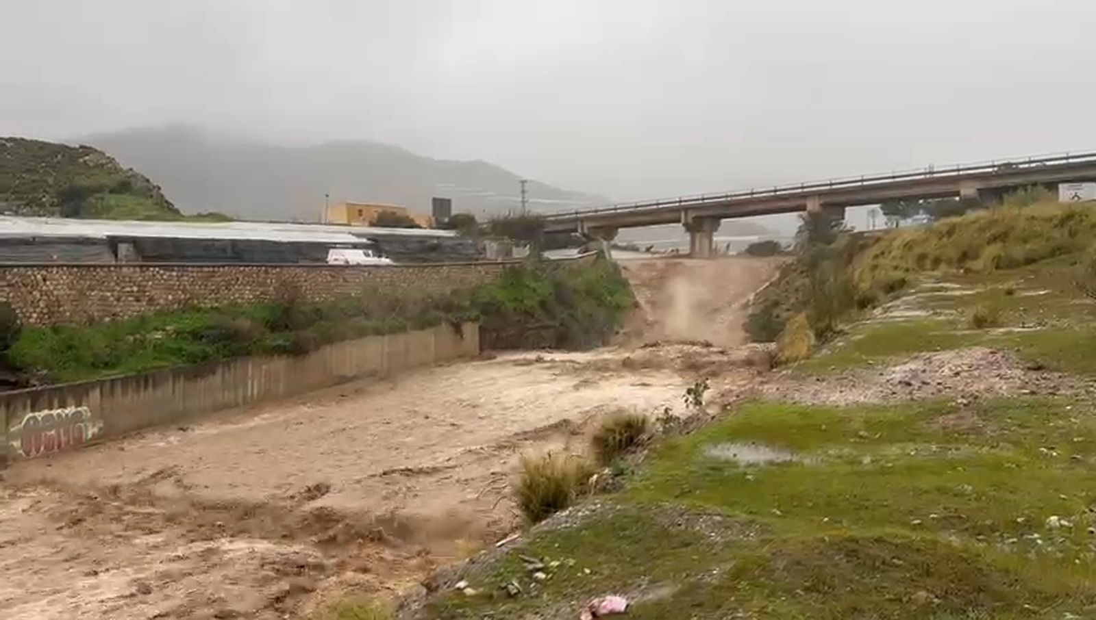 Espectacular crecida de la rambla de Castell de Ferro a causa de la borrasca Kristin