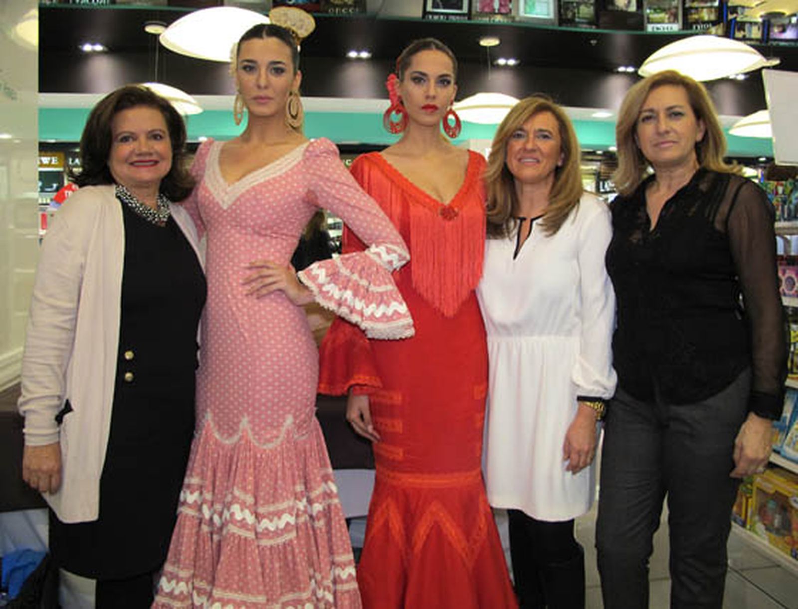 La diseñadora de moda flamenca Pilar Vera, junto a la modelo Marina Serrano, con uno de sus diseños; Ángela Cristina Cañas, con un traje de Nuevo Montecarlo, y las diseñadoras de esta firma, Loli y Ángela Castallo.

Foto: Victoria Ramírez