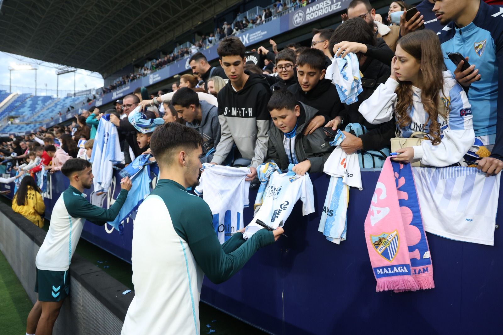 Búscate en las fotos del entrenamiento del Málaga CF en La Rosaleda