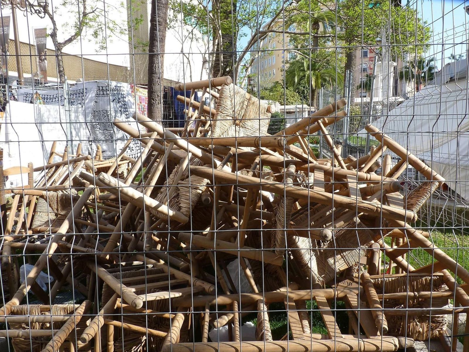 Sillas apiladas en la Plaza de la Campana