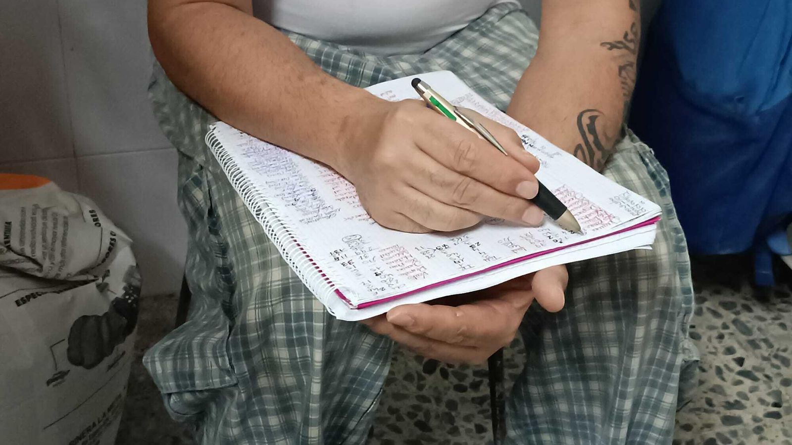 Panadero haciendo las cuentas de la producción Panadero haciendo las cuentas de la producción
