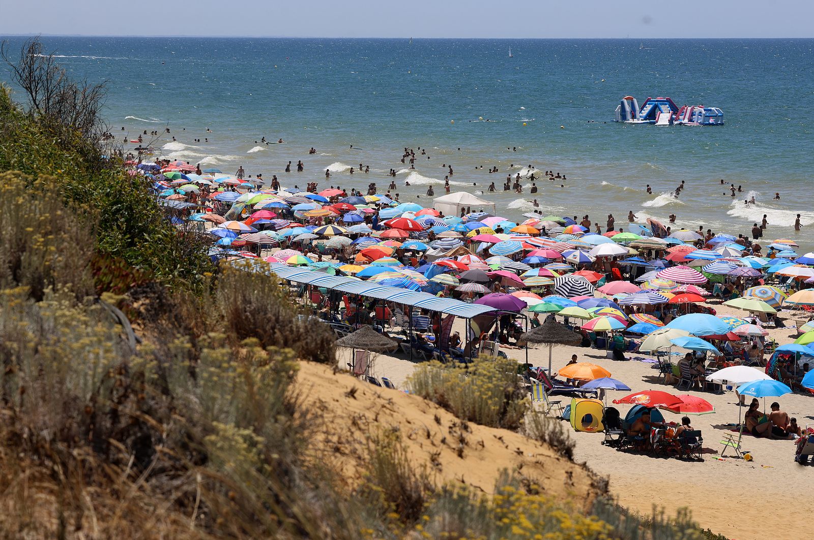 Imágenes de una mañana de calor y playa en Matalascañas