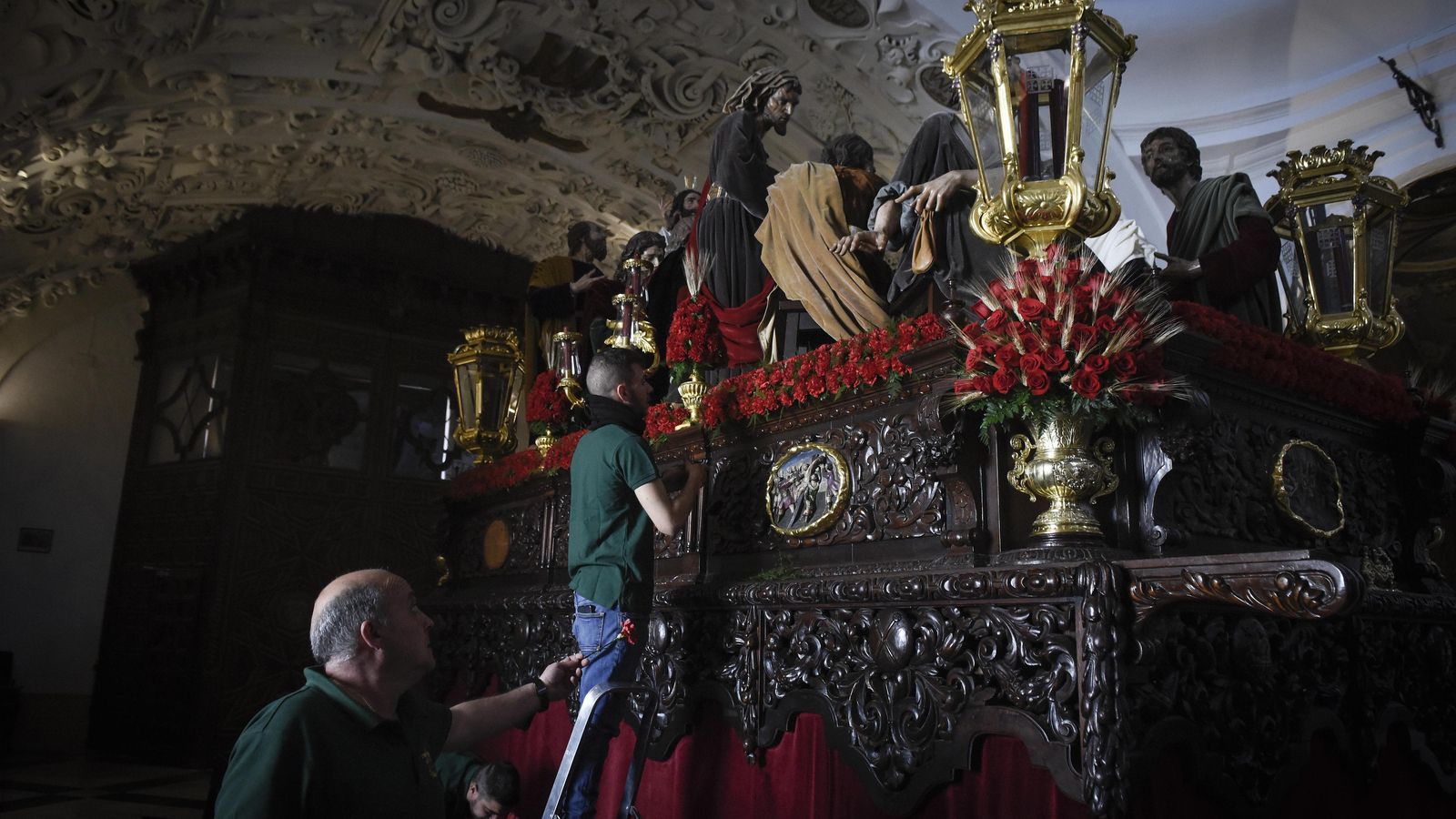 Puesta de flores al paso de la Sagrada Cena.