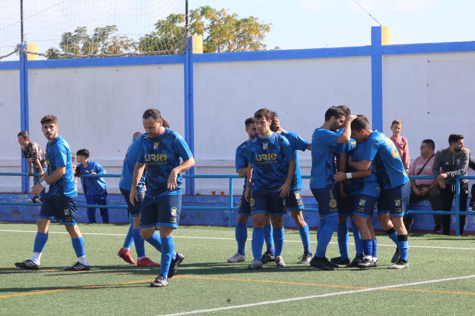 Los jugadores del Guadalcacín celebran uno de los goles al San Bernardo.