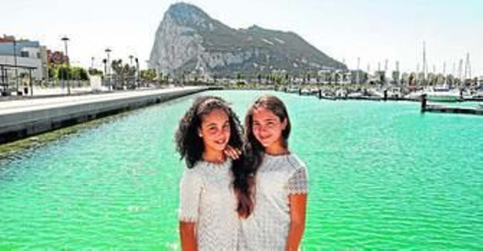 Las dos concursantes del programa Se Llama Copla Junior de Canal Sur Televisión, juntas con el Peñón de Gibraltar al fondo.