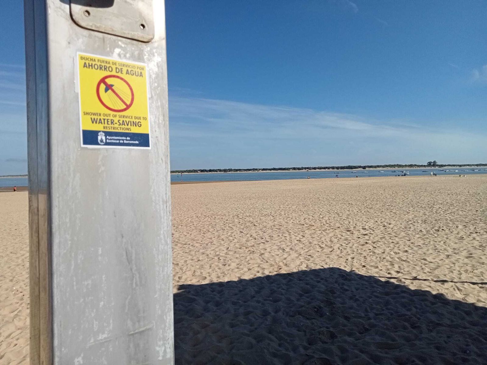 Señalización en la playa de Sanlúcar.
