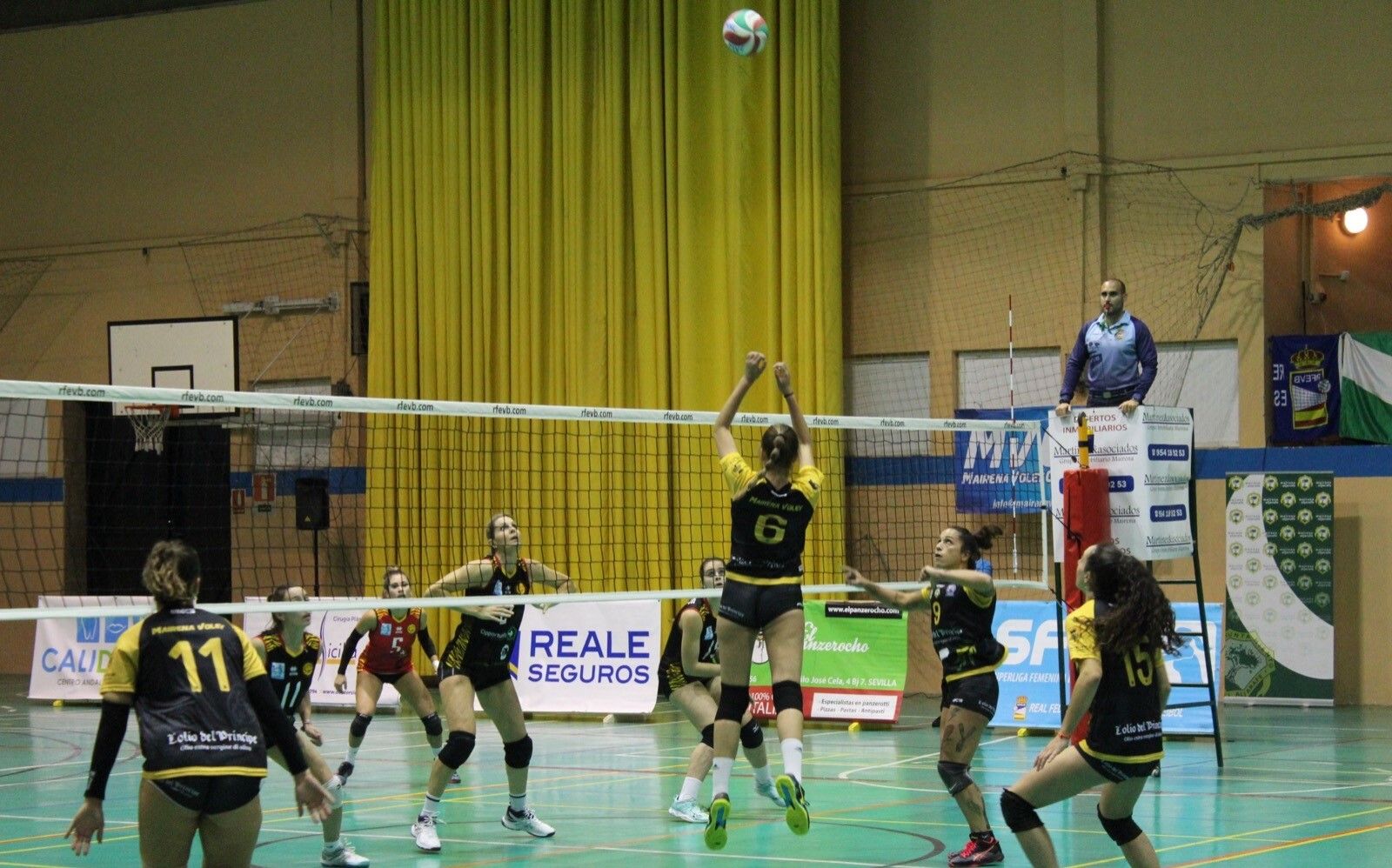 Un ataque del Mairena Voley en su último partido.