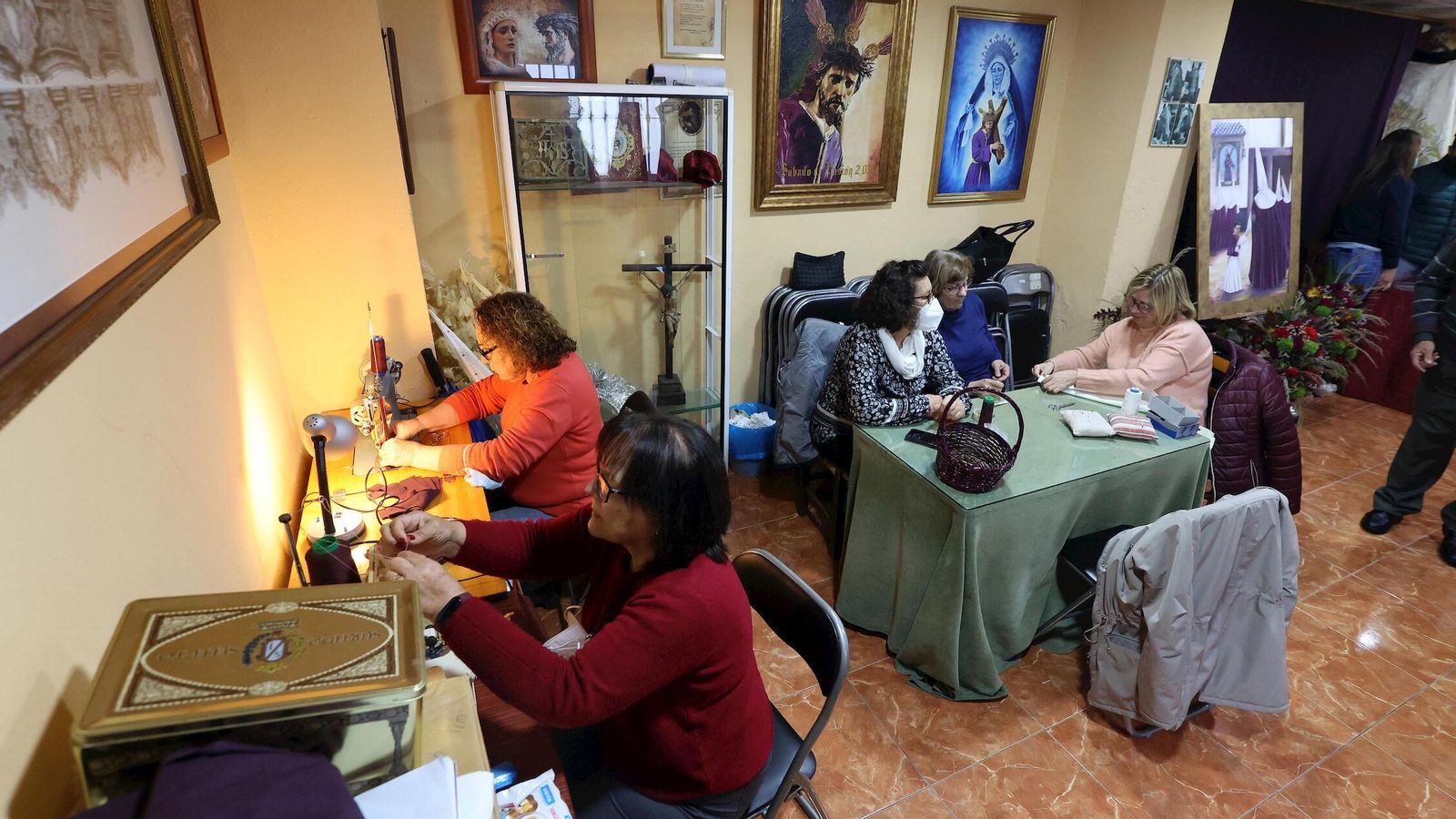 Las hermanas se esmeran en los trabajos de costura previos a la salida. Las hermanas se esmeran en los trabajos de costura previos a la salida.