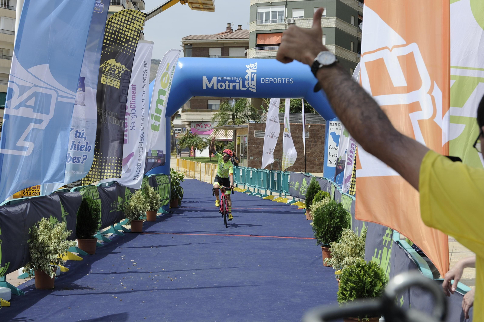 Momento en el que 'Chamba' cruzó en primera lugar la linea de meta.