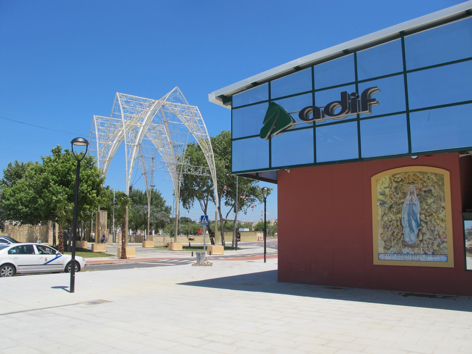 Entrada de la Feria de Puerto Real junto a la estación de Renfe