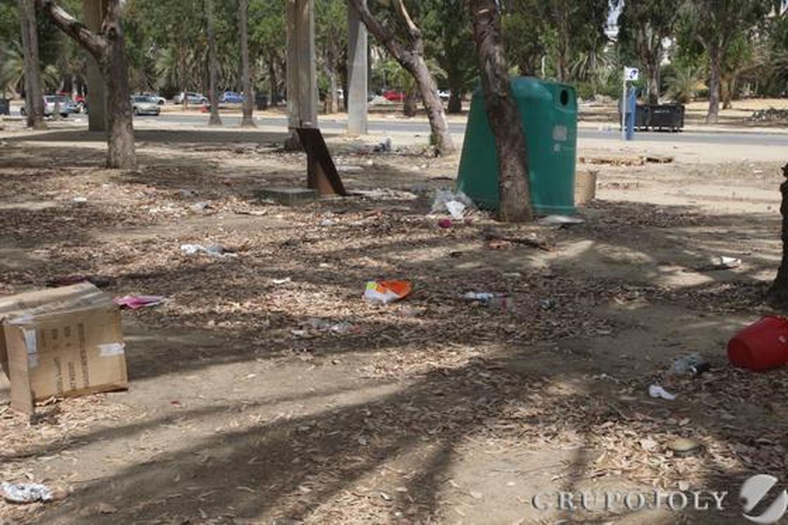 Otra imagen de la suciedad y los restos esparcidos por el suelo del parque, con un contenedor al frente

Foto: Paco Guerrero