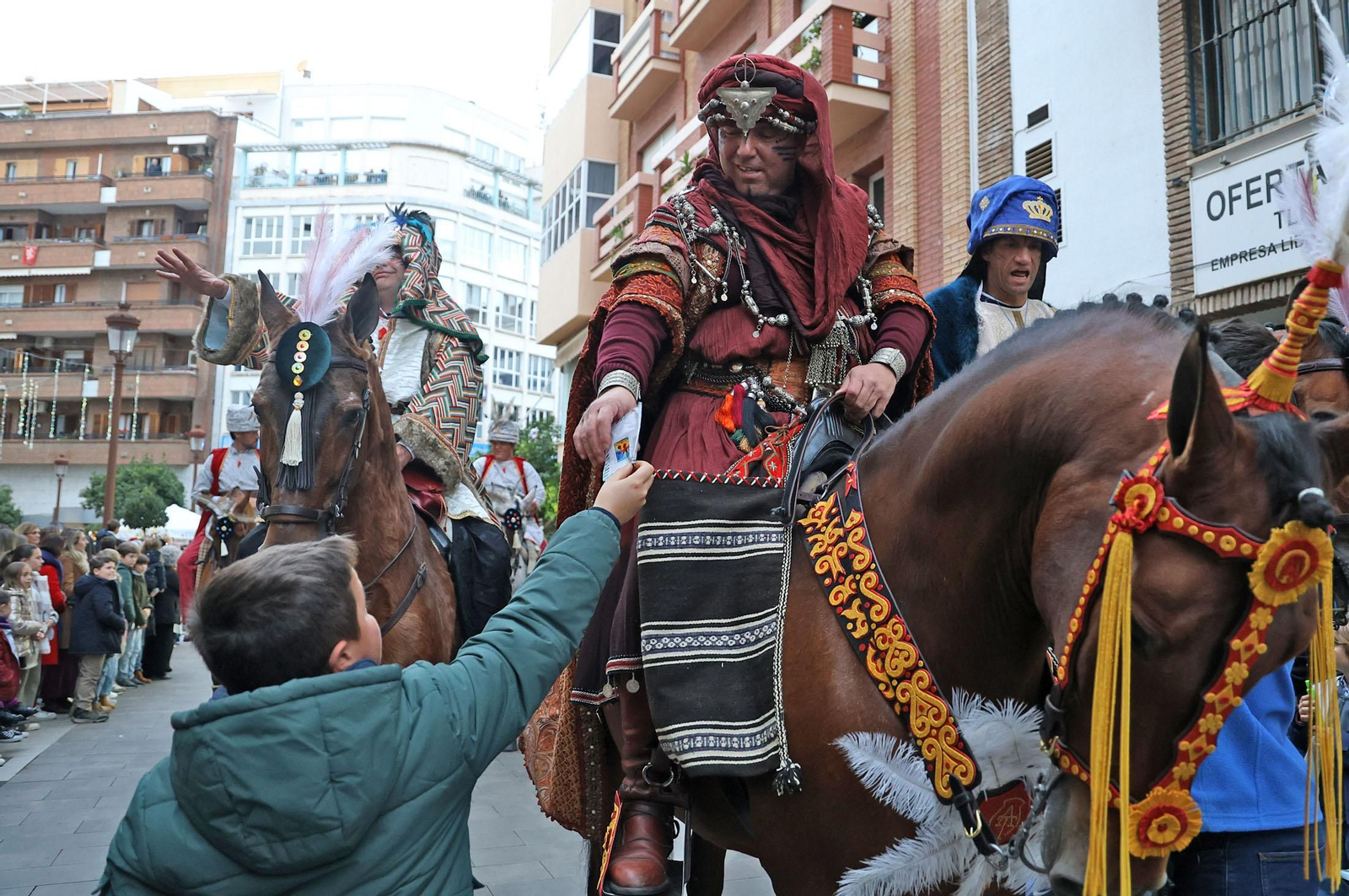 Imágenes del Heraldo Real anunciando la llegada de los Reyes Magos a Huelva