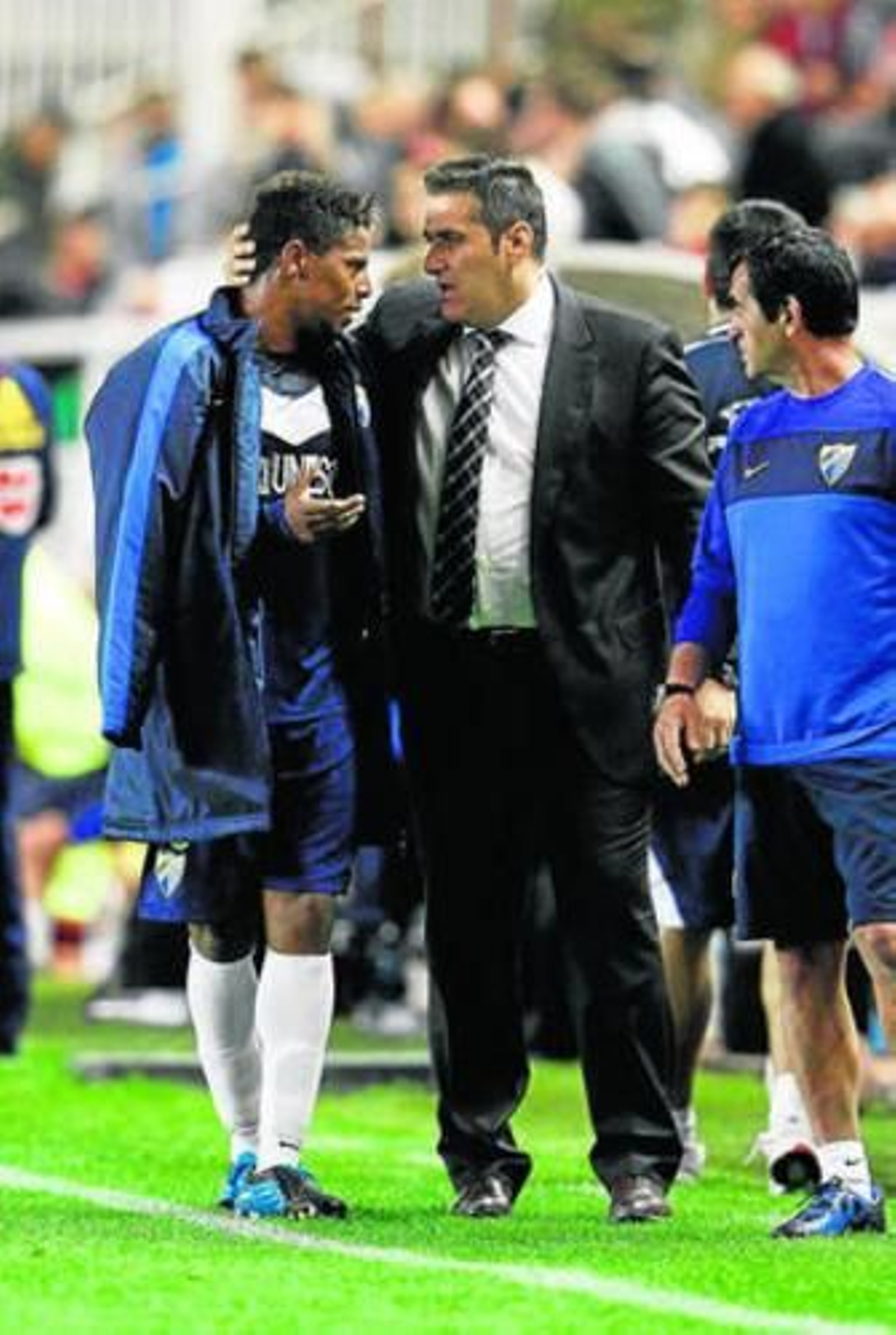 Eliseu conversa con Sandoval tras su expulsión.