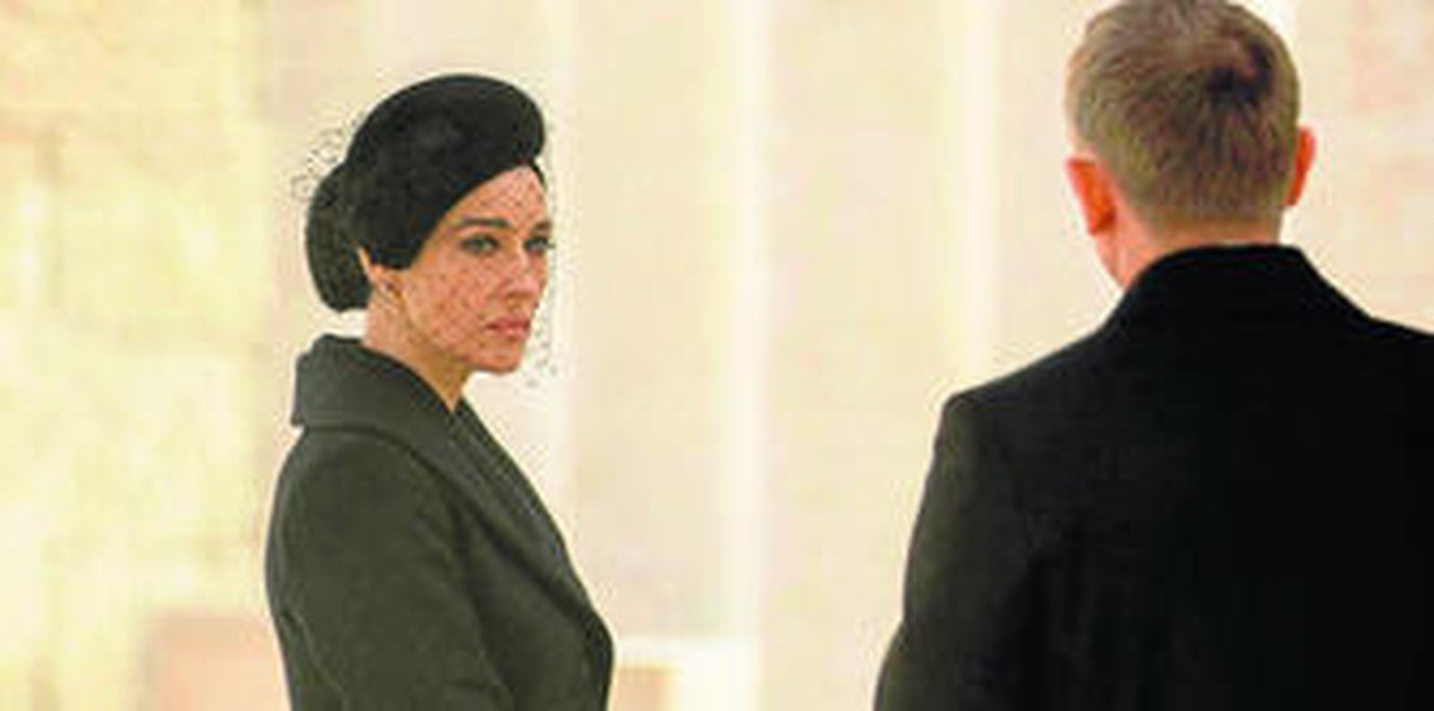 El agente 007 interpretado por Daniel Craig frente a la bella y sensual Monica Bellucci, la más madura chica Bond de 'Spectre'.