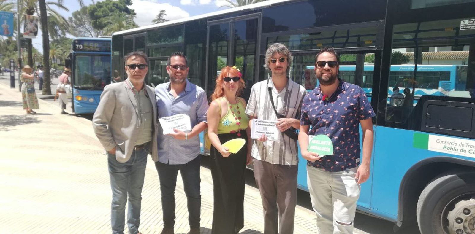 Carlos Fernández, José Ignacio García y Ángel Cardiel, junto a un autobús urbano que presta servicio en la Feria.