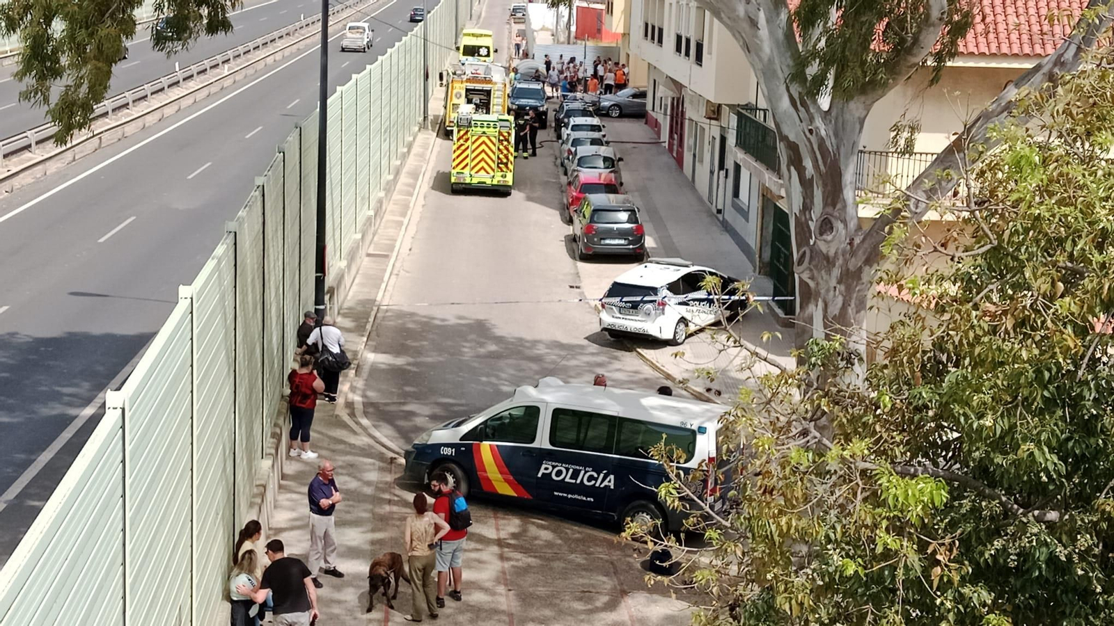Policía Nacional y Local, bomberos y servicios sanitarios de emergencia desplegados en la avenida Carlos III, en San Fernando, donde se ha atrincherado un hombre que amenaza con prenderle fuego a la vivienda Policía Nacional y Local, bomberos y servicios sanitarios de emergencia desplegados en la avenida Carlos III, en San Fernando, donde se ha atrincherado un hombre que amenaza con prenderle fuego a la vivienda